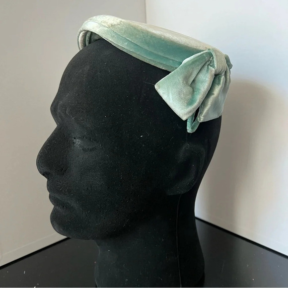 Vintage 1960s Ladies' Mint Green Blue Velvet Pillbox Side Bows Close Hat - Picture 1 of 15